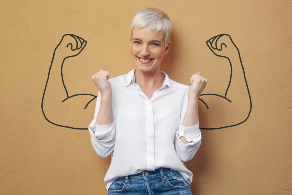 Mujer sonriendo con una actitud de confianza en si misma. Mejorar la autoestima es fundamental para tener una buena calidad de vida. Con la ayuda de un psicólogo experto lo puedes conseguir.