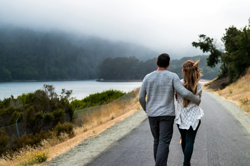 Hombre y mujer caminado por un camino